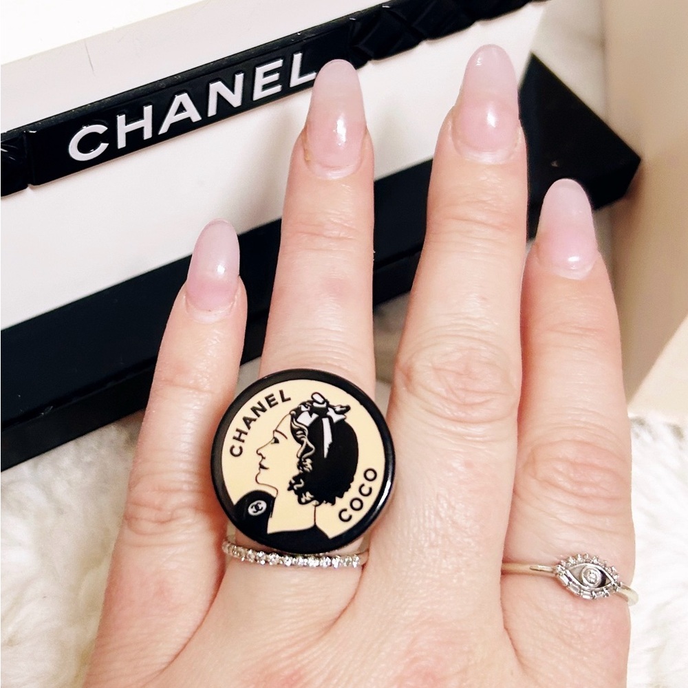 Authentic Chanel RARE Vintage 2003 Pink / Black Coco Chanel Acrylic Ring - Picture 2 of 14